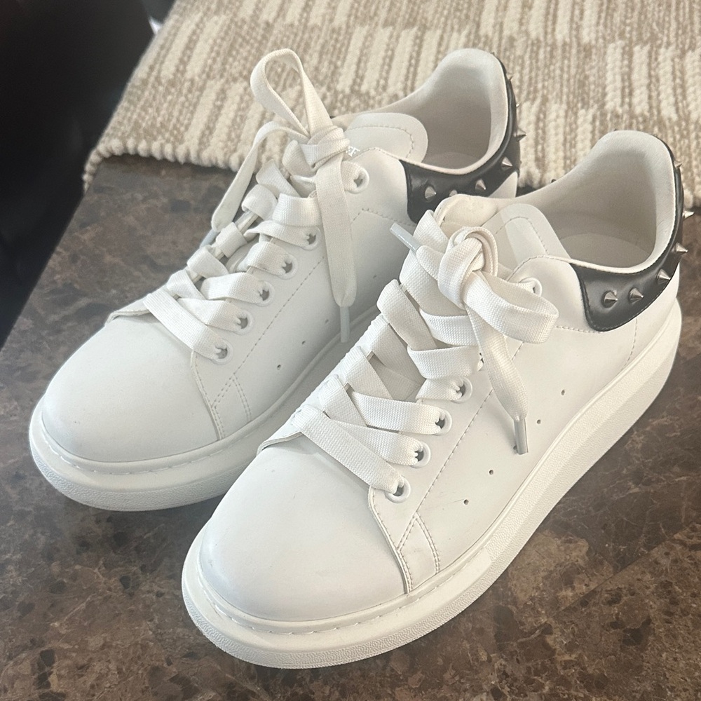 Alexander Mcqueen mens leather sneakers with Stud Details - Picture 9 of 10